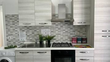 Microondas, horno, placa de cocina y cafetera o tetera