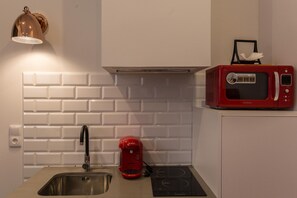 Kühlschrank, Mikrowelle, Herdplatte, Wasserkocher mit Kaffee-/Teezubehör