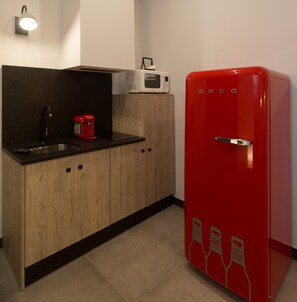 Refrigerador, microondas, parrilla de estufa y cafetera y tetera 