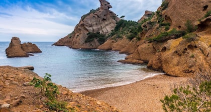 QUIET location on the heights of La Ciotat - PANORAMIC VIEW over the bay - Charming.