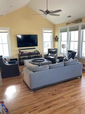 Smart TV, DVD player, video library, stereo - CORNER LOT!!  FULL BEACH VIEW!! 20 STEPS TO BEACH!! (Oak Island)