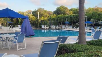 Een buitenzwembad, een verwarmd zwembad