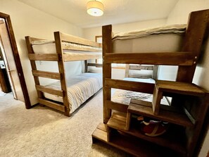 4 chambres, coffres-forts dans les chambres, fer et planche à repasser