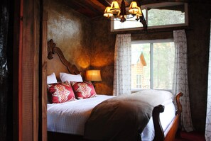 3 bedrooms, desk, travel crib, free WiFi