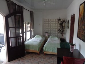 セーフティボックス (室内)、客室ごとに異なる装飾、客室ごとに異なるインテリア、デスク