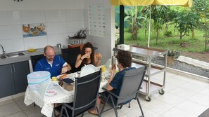 朝食 (コンチネンタル ブレックファスト)、毎日提供 (1 名様 8.50 EUR)