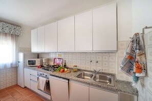 Geladeira, micro-ondas, cooktop, lava-louças