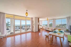 Una televisión, una chimenea