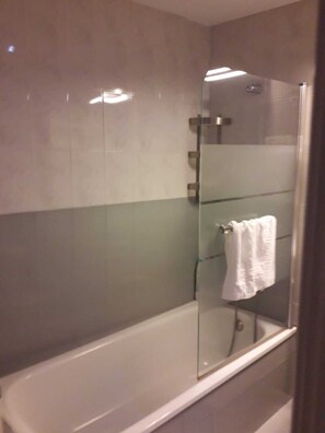 Bañera, secador de pelo, bidé y toallas