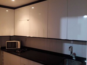 Een koelkast, een magnetron, een oven, een kookplaat