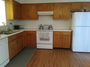 Microondas, lavavajillas, cafetera o tetera y utensilios de cocina