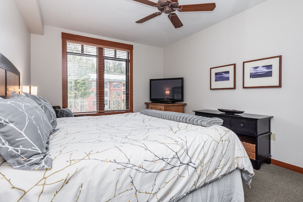 The Village Lodge Mammoth by null