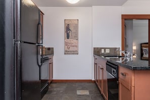 Apartment, 2 Schlafzimmer (Village #3310 Lincoln House) | Eigene Kochnische | Kühlschrank, Mikrowelle, Ofen, Herdplatte
