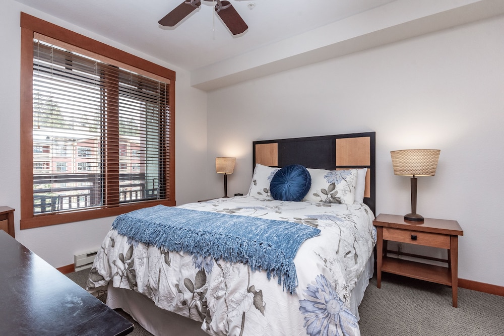 The Village Lodge Mammoth by null