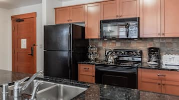 Condo, 2 habitaciones (Village #3310 Lincoln House) | Cocina privada | Refrigerador, microondas, horno y parrilla de estufa
