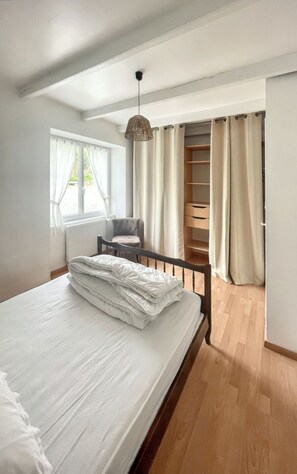 4 slaapkamers, een strijkplank/strijkijzer, internet