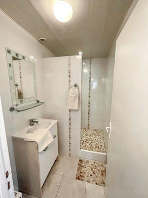 Shower - Homerez - Inviting House in Fouesnant with Large Garden (Fouesnant)