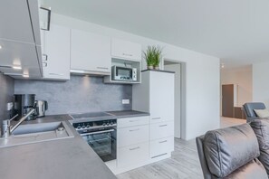 Kühlschrank, Mikrowelle, Ofen, Geschirrspüler