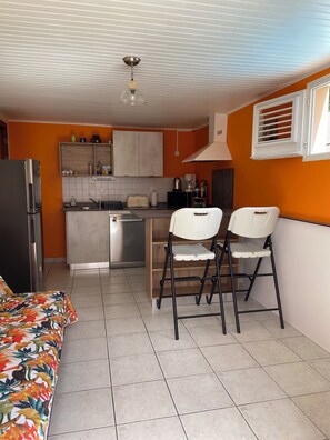 Fridge, microwave, oven, stovetop - Kay Margo T3 with swimming pool (sainte-luce)