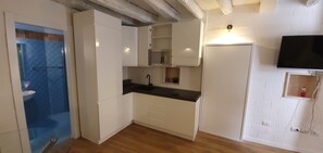 Suite estudio, cocina básica | Cocina básica privada | Microondas