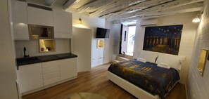 Suite estudio, cocina básica | Decoración individual, mobiliario individual, escritorio