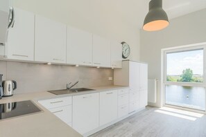 Een koelkast, een magnetron, een oven, een vaatwasser