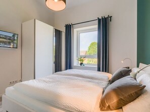 2 bedrooms, travel cot, WiFi, bed sheets