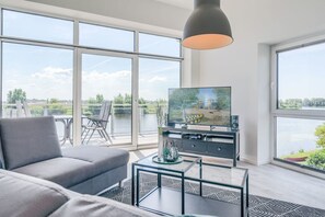 Een televisie en een open haard