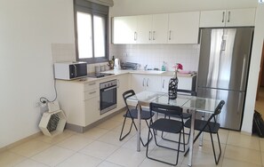 Fridge, microwave, oven, stovetop - Beach Cozy Apartment (Tel Aviv-Yafo)
