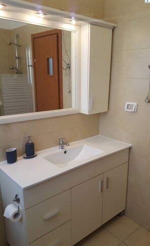 Douche, serviettes fournies, savon, shampoing