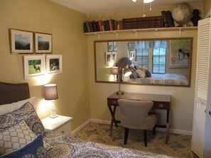 2 bedrooms, iron/ironing board, travel crib, free WiFi - Across from Dollywood w/ FREE Dollywood ticket, pets ok w/fee, arcade, hot tub (Pigeon Forge)
