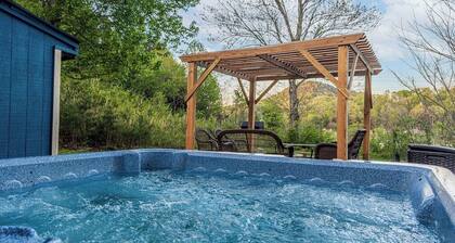Across from Dollywood w/ FREE Dollywood ticket, pets ok w/fee, arcade, hot tub