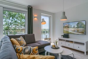 Flatskjerm-TV og peis