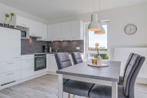 Kühlschrank, Mikrowelle, Ofen, Geschirrspüler