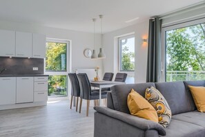 Flatskjerm-TV og peis