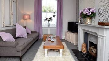 Smart TV, fireplace, stereo