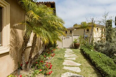 Boutique Luxury in Upscale Area with Private Entry & Bath, Villa A