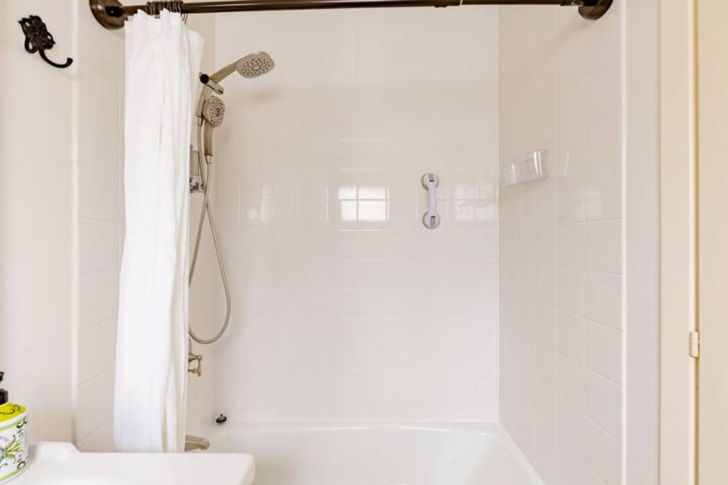 Combined shower/bathtub, hair dryer, towels, soap