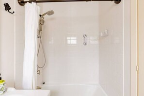 Ensemble douche/baignoire, sèche-cheveux, serviettes fournies, savon