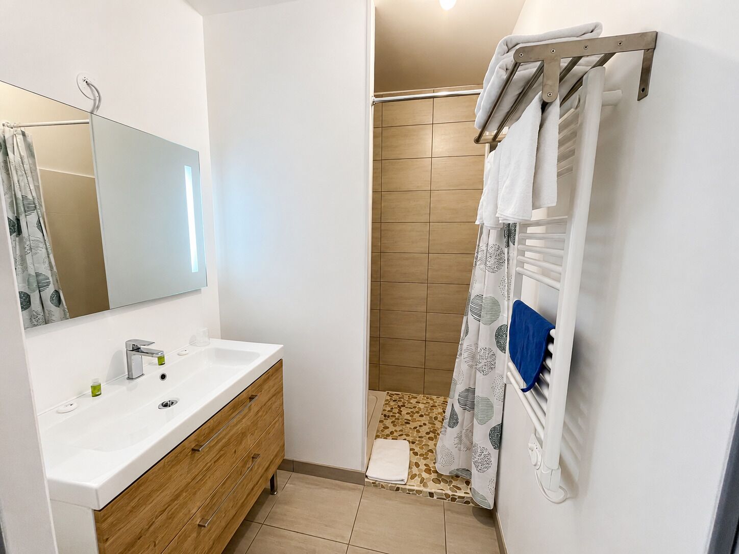 Deluxe-dobbeltværelse (B) | Badeværelse | Bruser, brusehoved med spredningseffekt, gratis toiletartikler