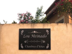 Front of property - Lou Meinado (Saint-Martin-de-Crau)