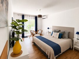Habitación Deluxe doble (B) | Ropa de cama de alta calidad y escritorio