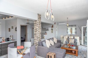 Smart TV, fireplace, DVD player, stereo