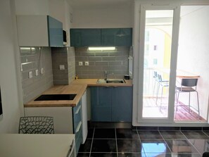 Fridge, microwave, stovetop, coffee/tea maker - Studio cabin 4 beds, sea view: beach 5 min + parking + air conditioning (Mauguio)