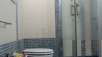 Shower, rainfall showerhead, free toiletries, hair dryer