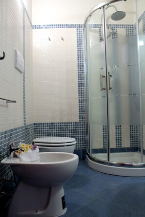 Shower, rainfall showerhead, free toiletries, hair dryer - Villa Verdesca (San Vito Lo Capo)