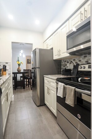 Kjøleskap, mikrobølgeovn, ovn og kokeplater