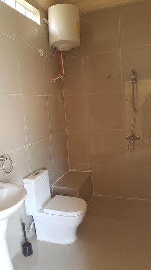 Een douche, een haardroger, handdoeken