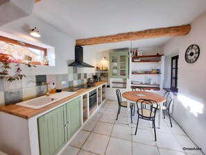 Een koelkast, een microgolfoven, een oven, een kookplaat