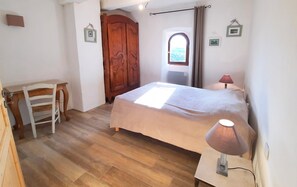 2 slaapkamers, een strijkplank/strijkijzer, reisbedje, gratis wifi